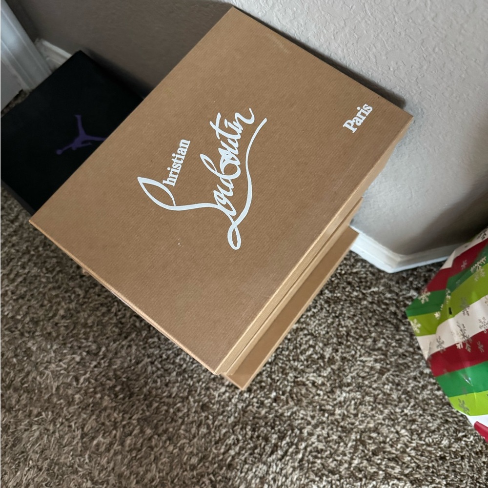I have one box left
Label on box says 41.5 simple pump
Christian Louboutin box